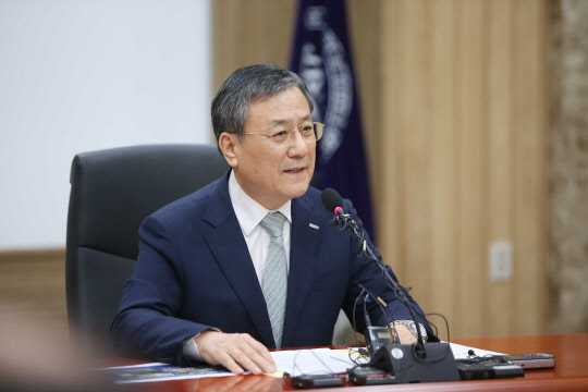 신성철 KAIST 총장은 4일 대전 본원에서 기자 회견을 자청해 자신의 국가 연구비 횡령과 제자 편법 채용 등 각종 의혹에 대해 "양심에 부끄럽고 어긋나는 일을 하지 않았다"며 "한 점의 의혹도 남지 않도록 투명하고 진실하게 밝힐 예정"이라고 말했다.